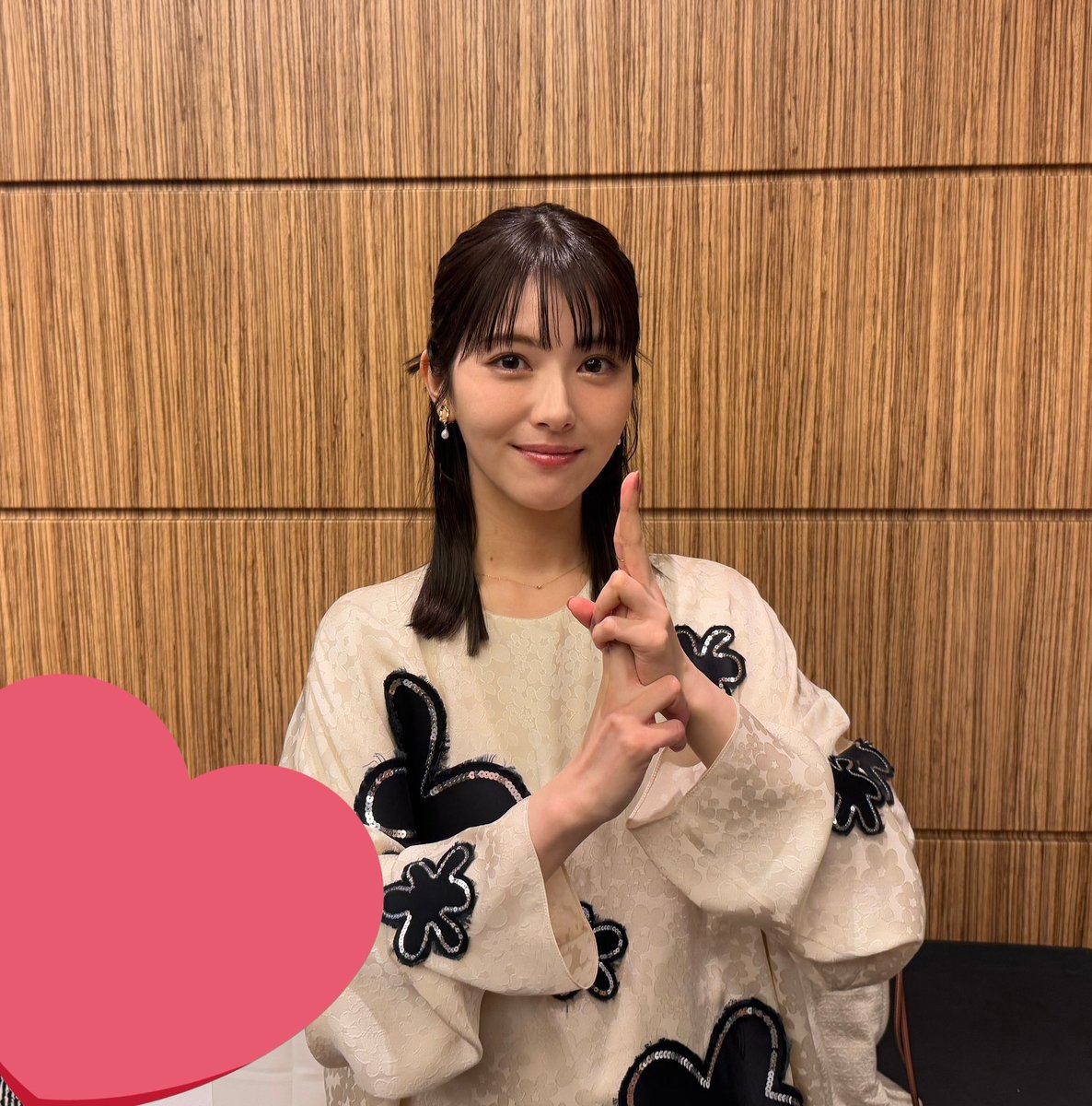 MINAMI373HAMABE's tweet photo. あけましておめでとうございます🐩
映画『アンダーニンジャ』忍事機密報告会に登壇してまいりました🐩
1枚目は忍者ポーズをしてみましたが、そういえば私の役は忍者じゃありませんでした🐩
髪の毛はお正月の飾りのようでとても素敵です🐩
映画の公開は1月24日です🐩おたのしみに🐩 https://t.co/yg3Dmpxj0o
