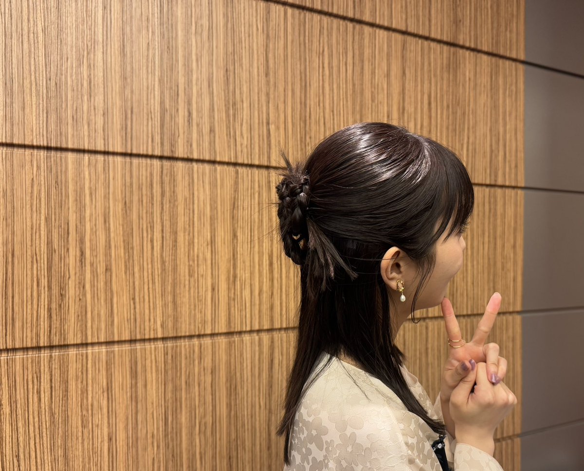 MINAMI373HAMABE's tweet photo. あけましておめでとうございます🐩
映画『アンダーニンジャ』忍事機密報告会に登壇してまいりました🐩
1枚目は忍者ポーズをしてみましたが、そういえば私の役は忍者じゃありませんでした🐩
髪の毛はお正月の飾りのようでとても素敵です🐩
映画の公開は1月24日です🐩おたのしみに🐩 https://t.co/yg3Dmpxj0o