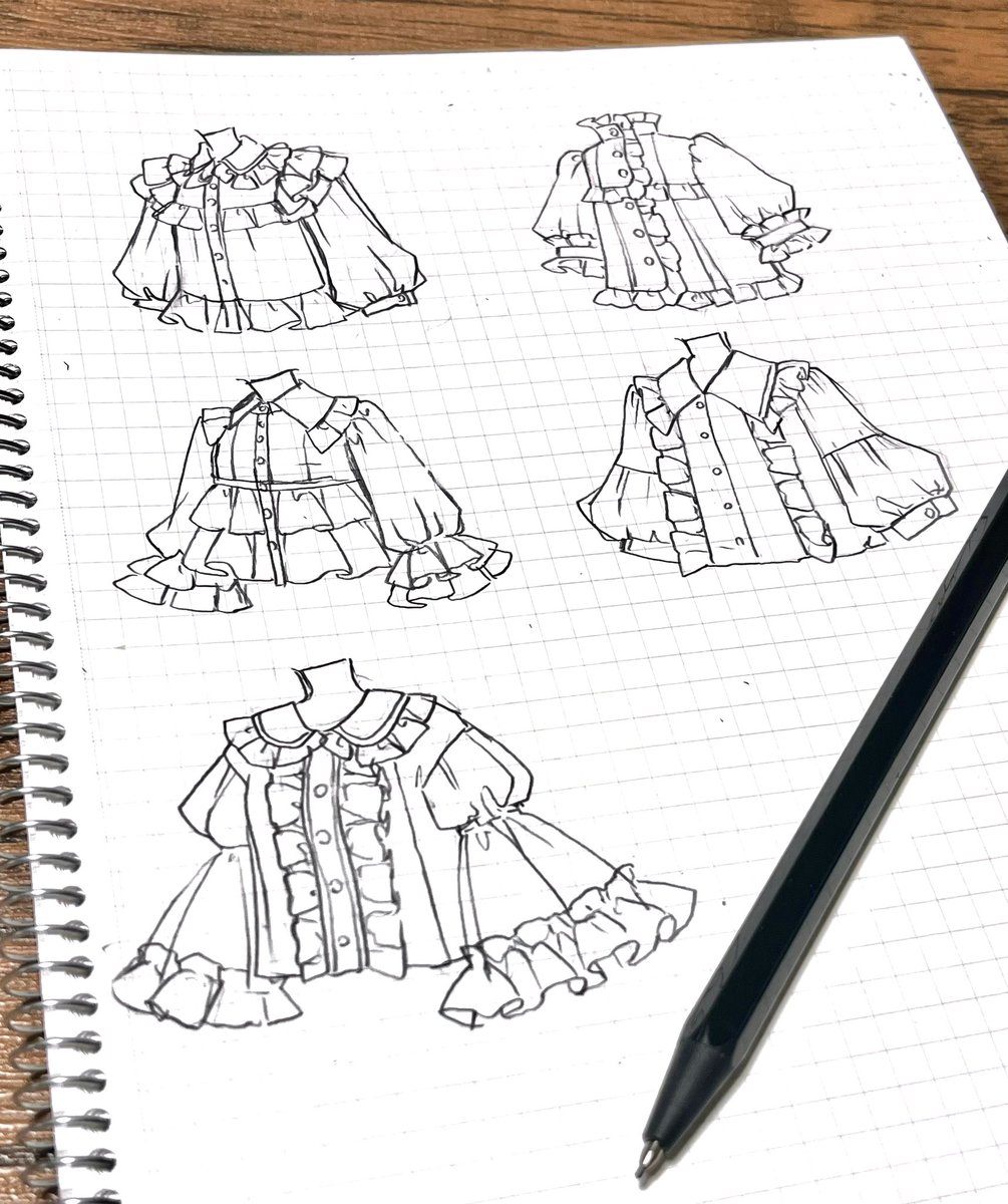 お洋服本ブラウス編製作進行中〜
今回の本はシャツタイプの前開きのブラウスを描いて行くよ
縛りの中でも色々な可愛いを見せたいので調整頑張ってる所💪😊 