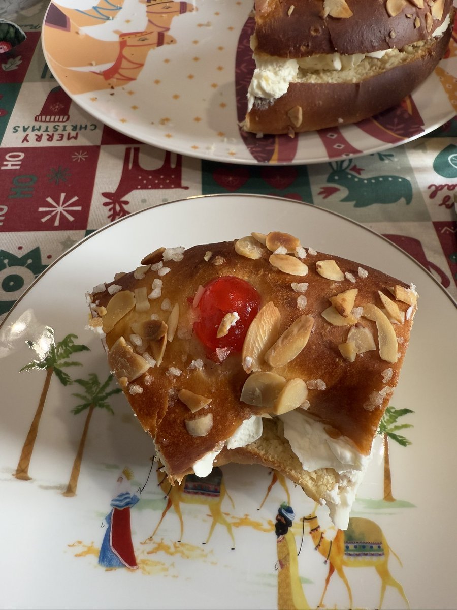 ¡Chocolate y roscón de Reyes! ¿Qué más se puede pedir para empezar el día? Espero que los buenos deseos se hayan hecho realidad. 👑👑👑 #DiaDeReyes #RoscaDeReyes <a href="/MercaderAmparo/">Amparo Mercader</a>