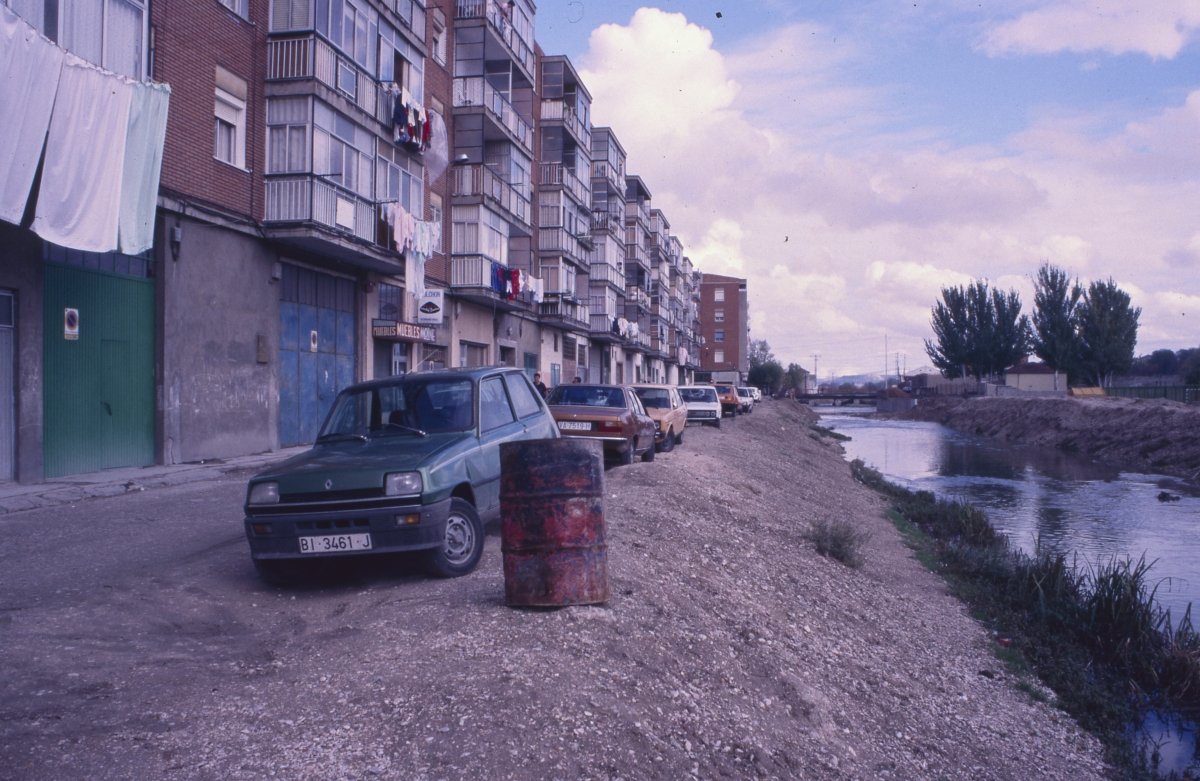 El Paseo del Cauce de #Valladolid a la altura de la Calle Templarios en 1988

📷 Archivo municipal de Valladolid