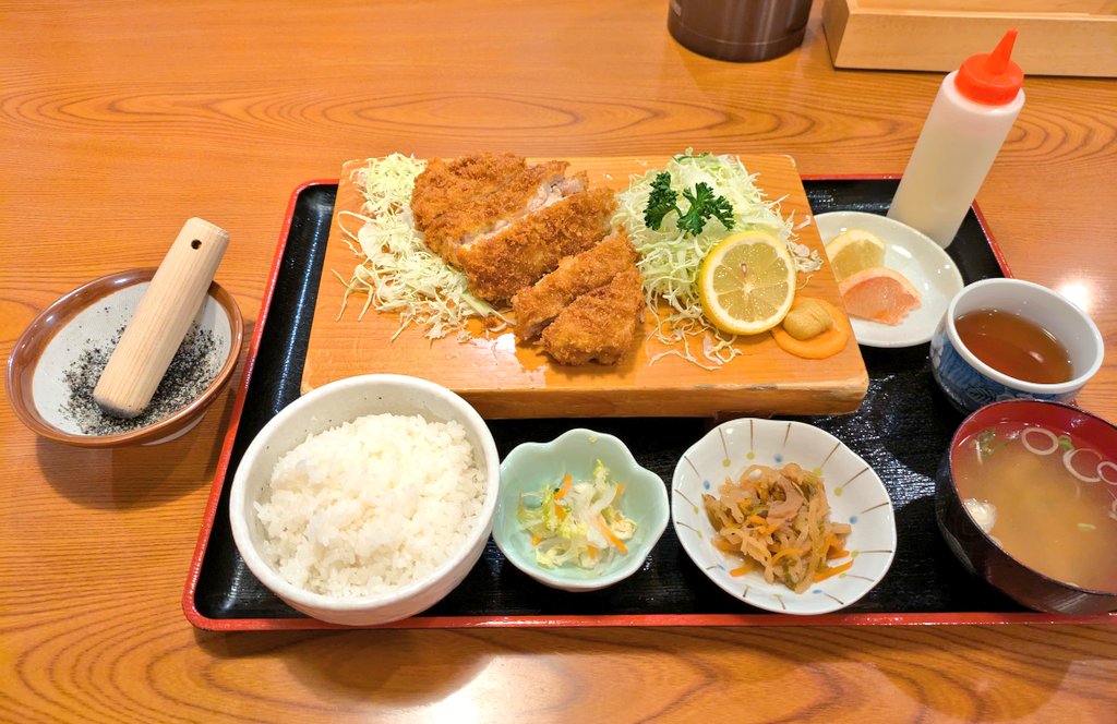 honmayaminmaya's tweet photo. 『会津とんかつの店 とん八』

会津みそとんかつ定食をいただきます
(*￣∇￣)ノ

麹味噌の入ったとんかつで、そのままでも美味しくいただけます。
擂った黒胡麻のソースで食べるのも👍
会津若松駅からは徒歩20分ぐらいかな？ https://t.co/jSUU6Inij5