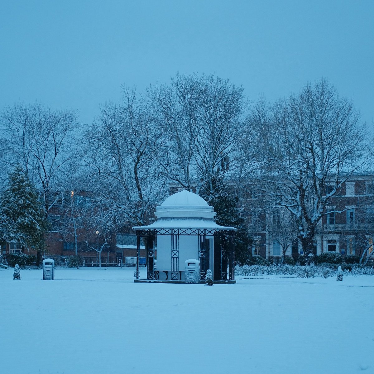 LivUni's tweet image. Welcome back everyone, we hope you had a refreshing winter break! Here&apos;s a glimpse of the snowy scenes on campus from this weekend ☃️

As we kick off the next three weeks of exams and assessments, we want to wish everyone the best of luck - stay focused and keep going, you&apos;ve got…