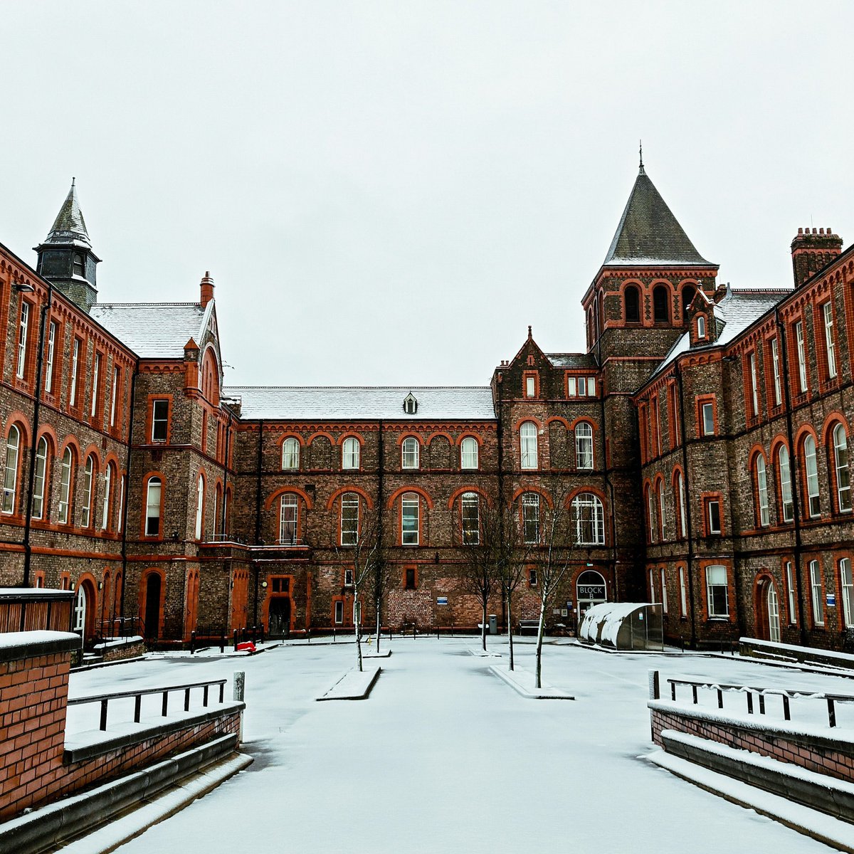 LivUni's tweet image. Welcome back everyone, we hope you had a refreshing winter break! Here&apos;s a glimpse of the snowy scenes on campus from this weekend ☃️

As we kick off the next three weeks of exams and assessments, we want to wish everyone the best of luck - stay focused and keep going, you&apos;ve got…
