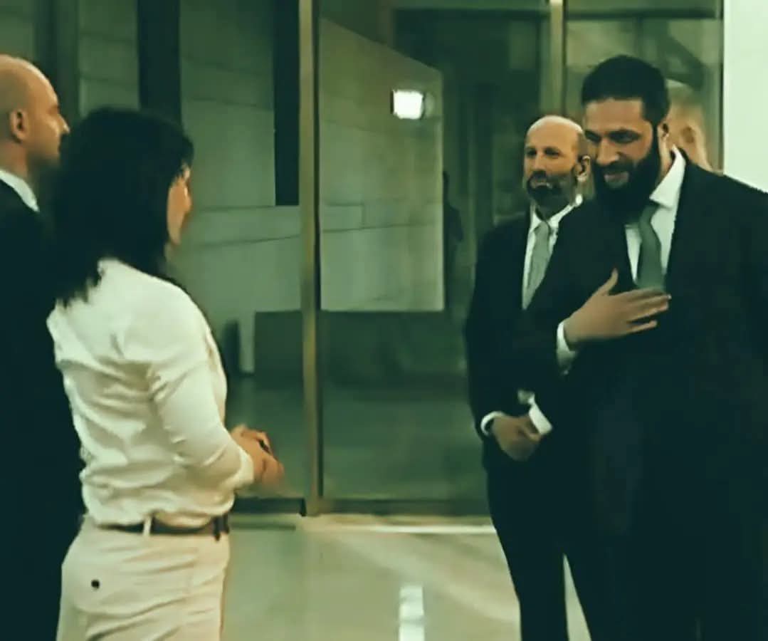 انا مش بسلم والله.
 انا تخصص اغتصاب 😂