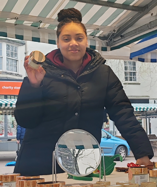 𝐚 𝐫𝐨𝐮𝐧𝐝 𝐨𝐟 𝐚𝐩𝐩𝐥𝐚𝐮𝐬𝐞 𝐩𝐥𝐞𝐚𝐬𝐞, 𝐰𝐨𝐰!

Kemeice of Meicy Shea Beauty is just setting up on today’s market with beautiful face creams and ethical cosmetics.

Please support your local traders and  help the market grow.