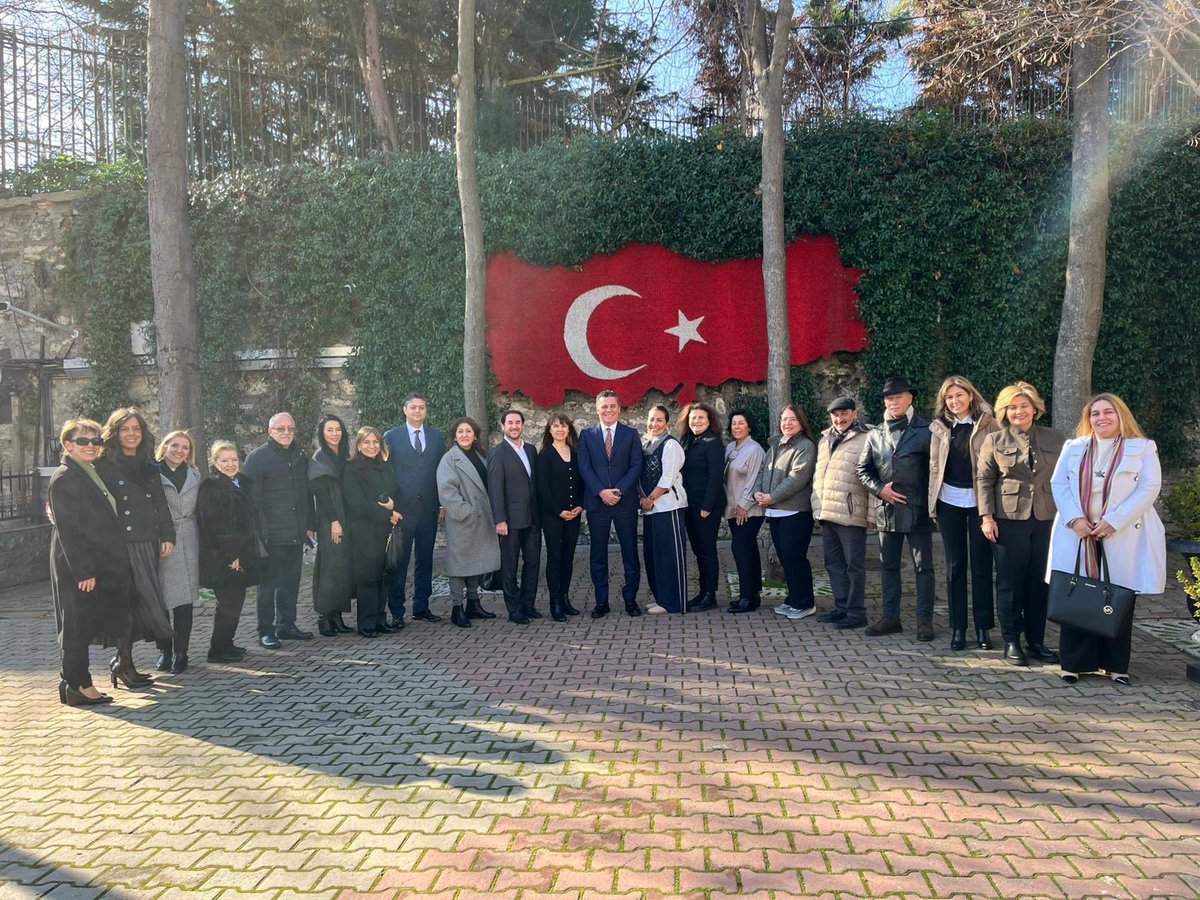 Beşiktaş Muhtarları olarak İlçemiz Emniyet Müdürlüğüne yeni atanan Sayın Şinasi Yüzbaşıoğlu’nu makamında ziyaret ederek hayırlı olsun dileklerimizi ilettik. 

#BeşiktaşMuhtarları 
#HerŞeyBeşiktaşİçin 
#BeşiktaşKaymakamlığı