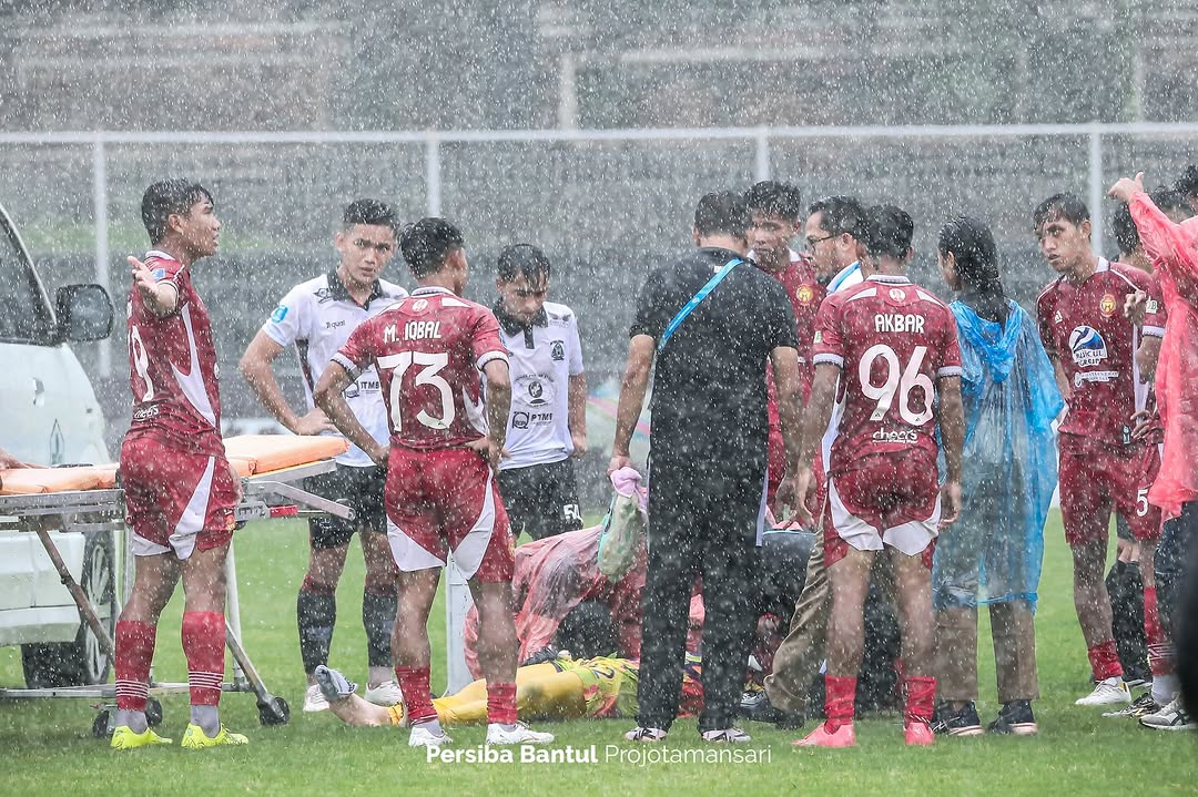 Saat ini Govindra masih dalam observasi pihak RSUD Wangaya Kota Denpasar terkait insiden dilapangan pada menit ke 53 babak kedua sore tadi. Terjadi benturan dikepala yang membuat Govindra harus segera dilarikan ke rumah sakit terdekat.

Mohan doa untuk kesembuhan Govindra 🤲🏻❤️