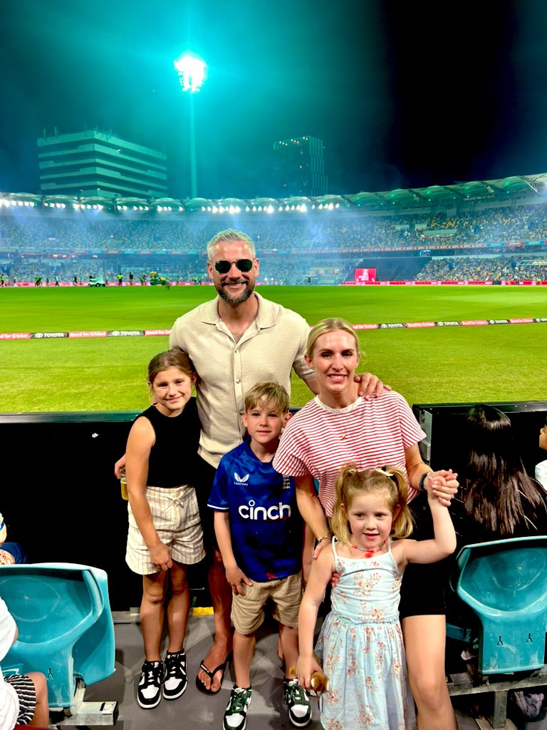 jamie7reed's tweet image. The Gabba for the #bigbash 🏏