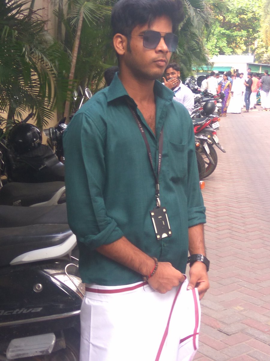 iamaramkumar's tweet photo. எதோ இன்னைக்கு சர்வதேச வேட்டி தினமாம் 😄 நம்ம கிட்ட இதான் இருக்கு
#DhotiDay https://t.co/zHsrWGh7fy