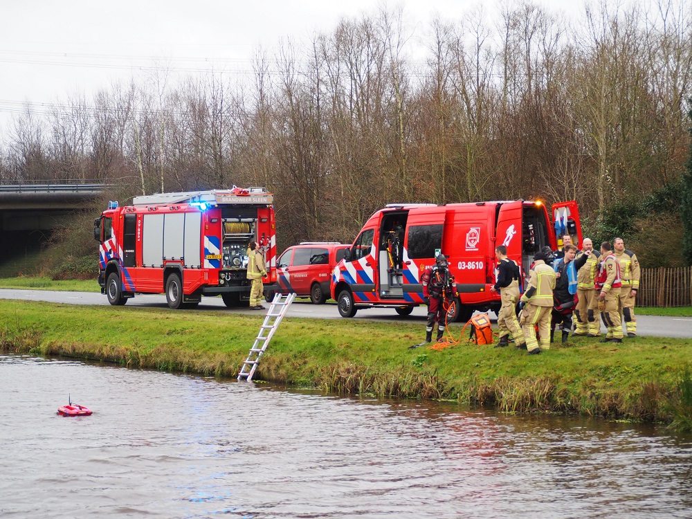 Zoektocht naar auto te water, traumahelikopter ingezet