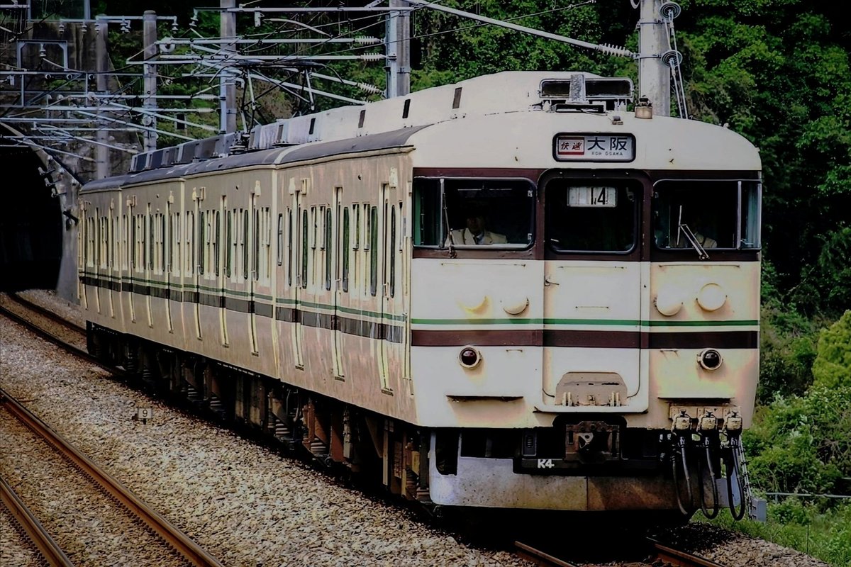 顔が白飛びしてますが、福知山色の113系800番台K4編成です。この編成