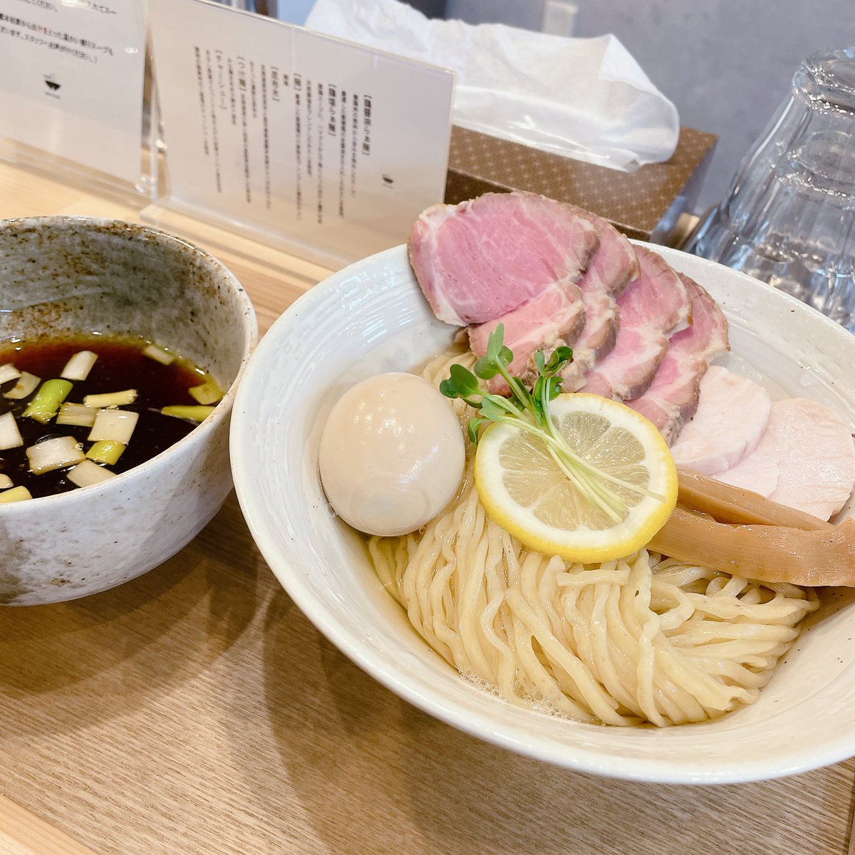 HANAchan738's tweet photo. 2025年
初ラーメン🍜は
MENYA OKIBIさんっ✨

会社の方が
『 昆布水、美味かったっす!!! 』
ってヤバめの時間に飯テロしてくれたので、
行ってきました☆°｡⋆

ちなみにわたくし、
数える程しか
つけめんを食したことがございません。

でも、
美味しかった〜"(∩>ω<∩)"
（ 食べ方がぎこちなかったのは内緒🤣 ）

MENYA OKIBIさんは
【 特製 】を注文すると
２種類のチャーシューが乗って来るのかな？
🍖好きとしてはポイント高し！

ごちそうさまでした♡

#山梨のはなちゃん
#はなちゃんグルメ道 
#山梨　#ラーメン

2025.01