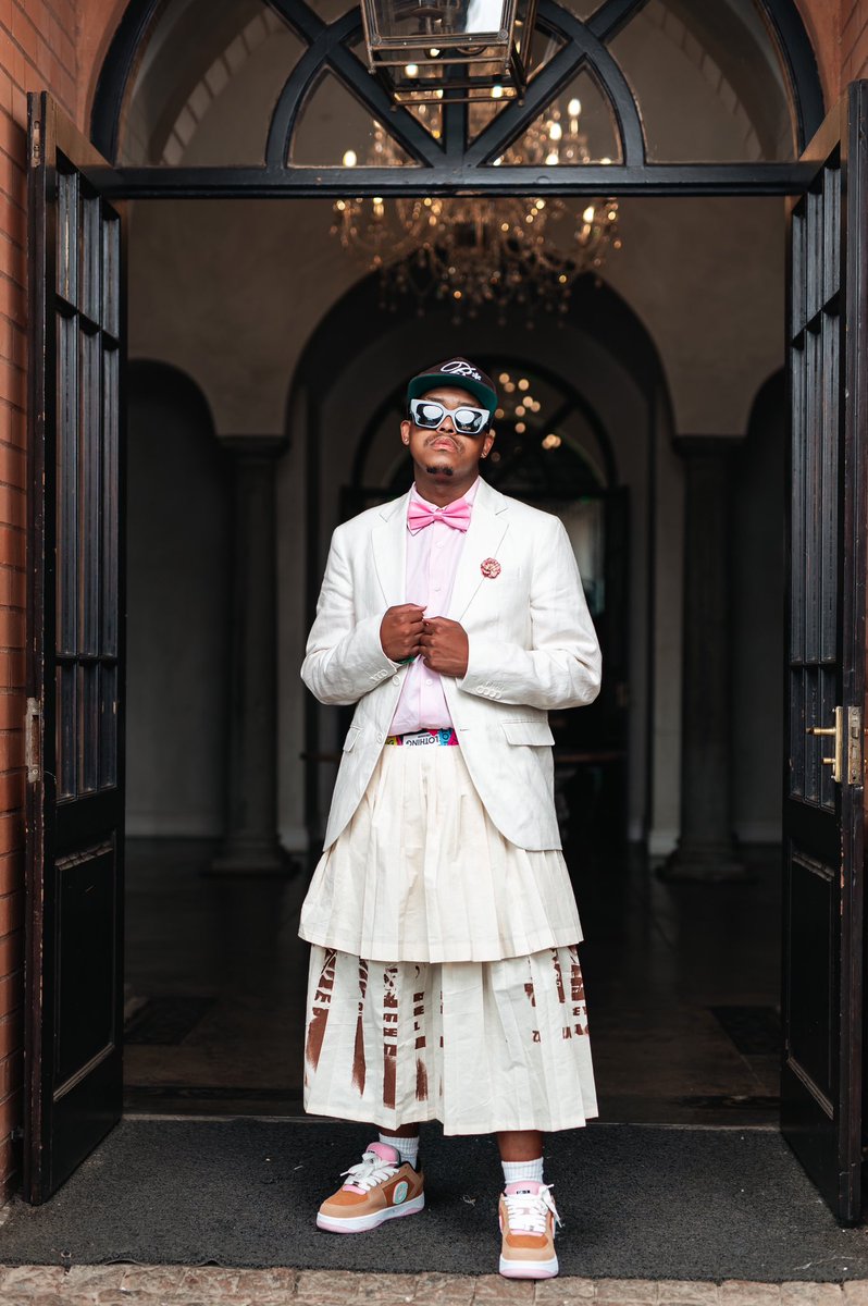 iMMMChosen's tweet photo. ITS NEVER A FASHION STATEMENT, I AM THE STATEMENT.🕴🏽
📸 : @amogelang.makgethe x @veggyonthepic https://t.co/H7nN3l4a5f