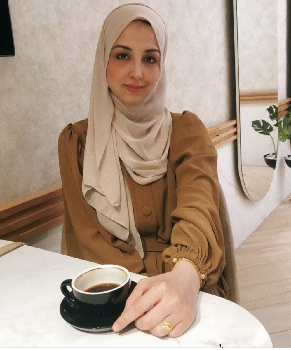 AbujomaaGaza's tweet photo. 𝐃𝐫 𝐓𝐡𝐚𝐛𝐚𝐭 𝐒𝐚𝐥𝐢𝐦..
1️⃣Talented neonatal specialist.
2️⃣She studied medicine in Ukraine.
3️⃣She speaks 3 languages.
4️⃣She volunteered at Al Aqsa Hospital.
5️⃣She visited homes and tents to examine and care about newborns for free.
6️⃣She finished her work yesterday and visited her friend.
7️⃣She was bombed by Israeli occupation forces while she was having lunch with her friend.
8️⃣She was KILLED along with two other women.
9️⃣She was torn into pieces.
🔟Her body was identified through her hand!