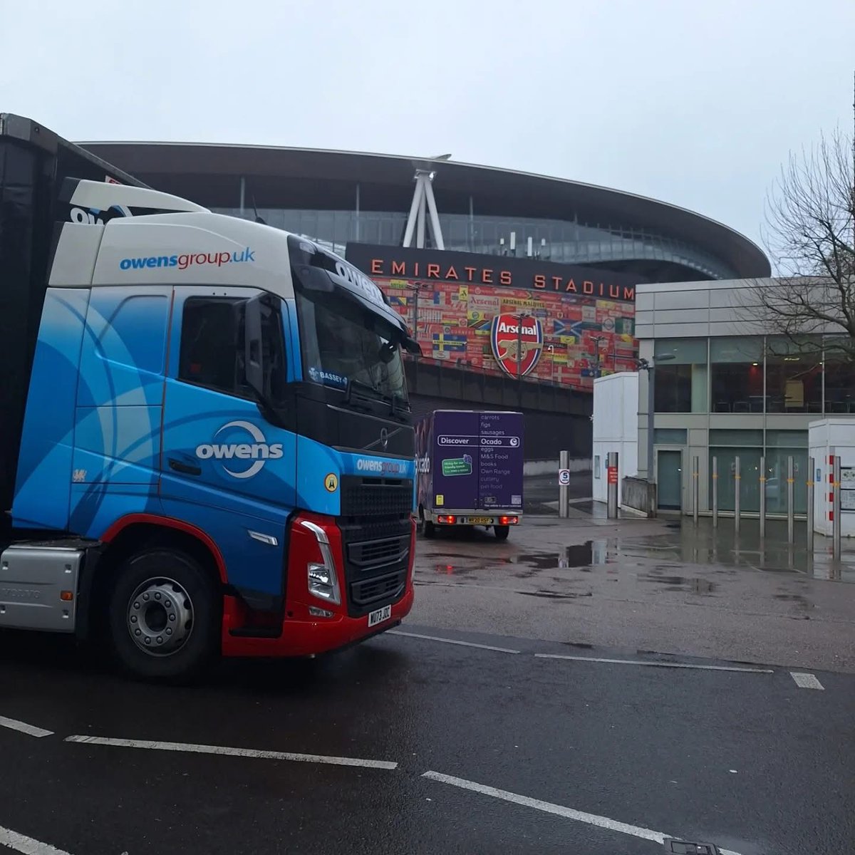 One of our fleet delivering to the iconic Emirates Stadium earlier today as the 'Gunners' continue with their premier league campaign! 🚛⚽

#emiratesstadium #TeamOWENS
