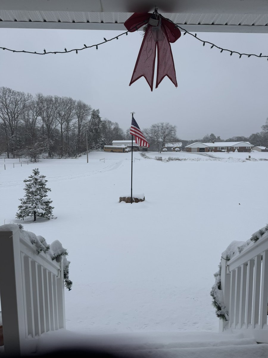 CONNIE_STEELE's tweet photo. Snow fall in St Mary’s County Charlotte Hall Md #fox5snowday https://t.co/Q5oh3J3zE5