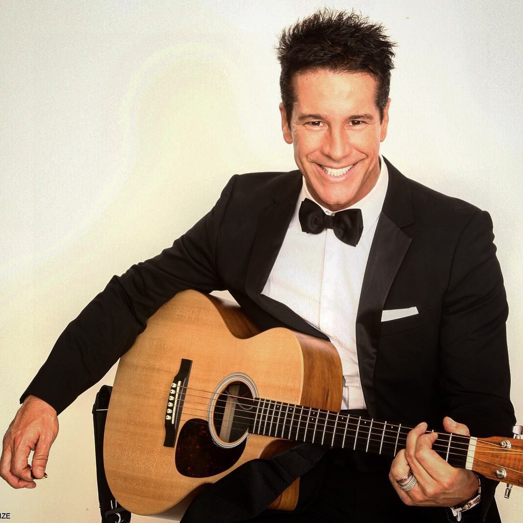 Vesi_K's tweet photo. Feliz cumpleaños, señor @FerrCarrillo  🌟🎸🥂 and Happy New Year! Keep smiling and shining!  :))) el REY de las telenovelas! 
@FerrCarrilloFC https://t.co/zkivDqf97O