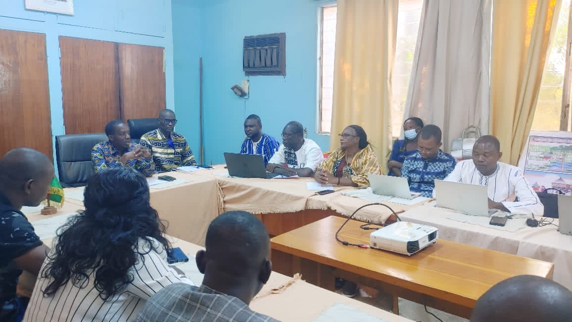 FAOBurkinaFaso's tweet photo. Présentation des rapports de formation de la 4e cohorte ISAVET: 2⃣0⃣ stagiaires ont participé à l'évaluation et au renforcement des compétences en épidémiologie vétérinaire au service de la santé animale.
Appui financier: @USAIDWestAfrica
appui technique: @FAOBurkinaFaso/ #ECTAD https://t.co/JWk0cniIJM