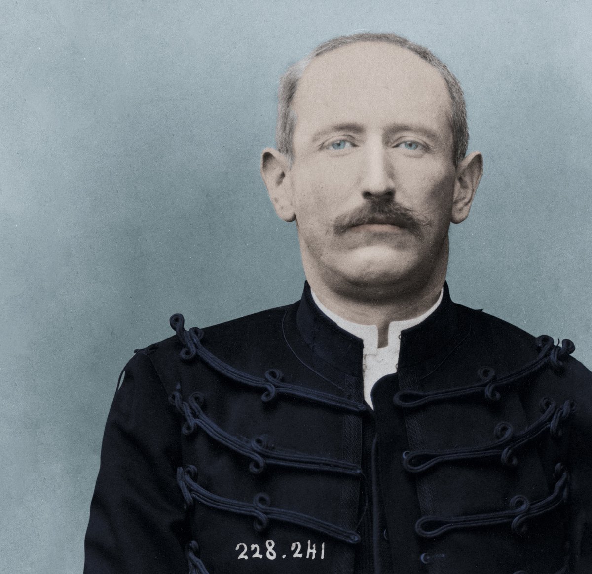 Visuel de l’affiche de l'#expoDreyfus (13 mars-31 août)
➡️ cutt.ly/9e0FRAsl
📷 Alphonse Bertillon, "Portait d'Alfred Dreyfus pris après sa dégradation" (photo colorisée), 5/1 1895
Aix-en-Provence-Archives nationales d’outre-mer
Conception graphique Doc Levin/Léo Quetglas