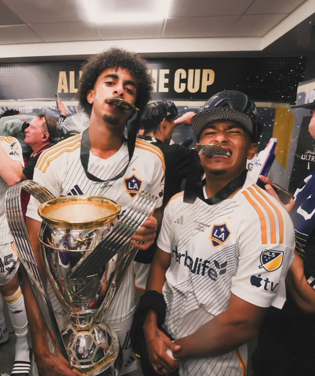 ElxctroGG's tweet photo. Thank you Neal 💙💛 https://t.co/e9krqbyR1W