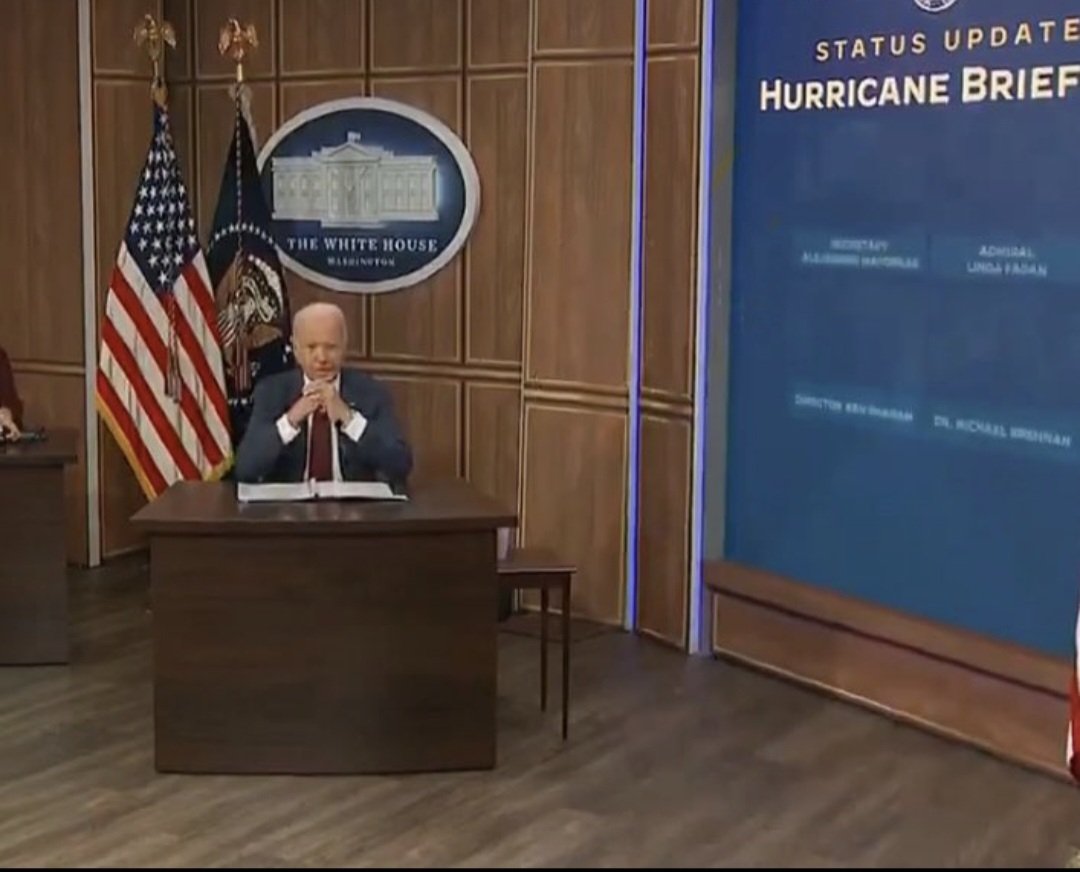 asightingFJB's tweet image. #FAKEass #actor @joebiden #smallDesk #Humuliation 😂🤣