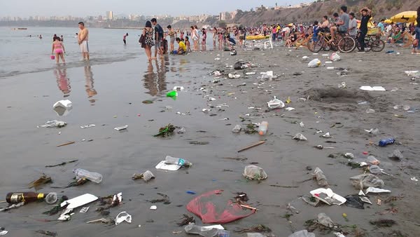 Ya es hora de que los municipios de Miraflores, Barranco y Chorrillos les cobren a los no residentes una tarifa de ingreso a las playas. No es justo que todo el cono norte venga a dejar las playas hechas mierda cada semana para que los contribuyentes de Barranco, Chorrillos y