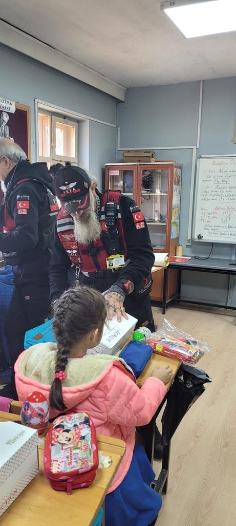 Vefa Motorize Derneği, 7 Bölge 7 Köy Okulu projesiyle Çankırı'da Akçavakıf İlkokulu'nda çocukları sevindirdi. Çankırı Valisi ve İl MEM’i ziyaret eden ekip, hediyeleriyle minik yürekleri mutlu etti.

 Bir sonraki durak: Bayburt!