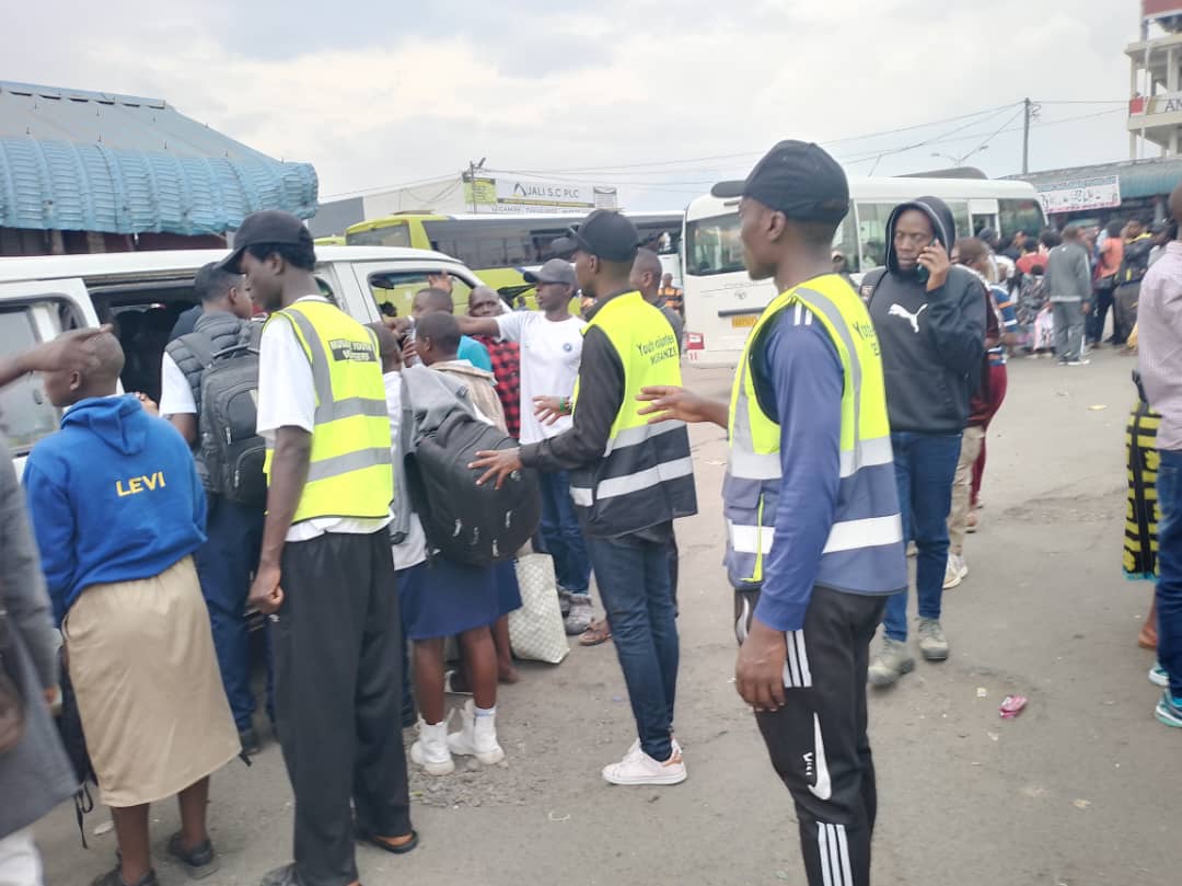 YouthMusanze's tweet photo. Kuri Uyu wa Mbere @RwandaYouthVol1 Muri @MusanzeDistrict  mu murenge wa Muhoza bari gufatanya na RURA ndetse na Police y'u Rwanda ishami rya Musanze mu gikorwa cyo gufasha abanyeshuri gusibira mu bigo bigaho. Kugeza Ubu bamwe babuze imodoka Ariko Hari gushakwa igisubizo. https://t.co/ZQLUZpcsF9