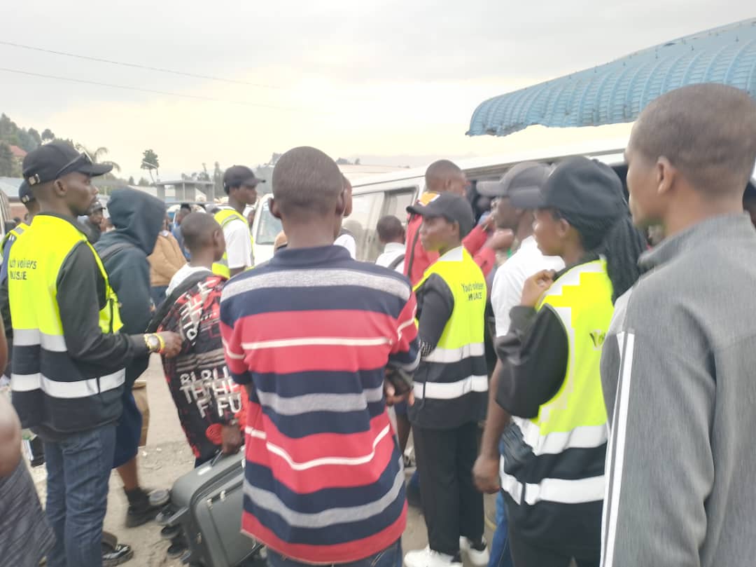 YouthMusanze's tweet photo. Kuri Uyu wa Mbere @RwandaYouthVol1 Muri @MusanzeDistrict  mu murenge wa Muhoza bari gufatanya na RURA ndetse na Police y'u Rwanda ishami rya Musanze mu gikorwa cyo gufasha abanyeshuri gusibira mu bigo bigaho. Kugeza Ubu bamwe babuze imodoka Ariko Hari gushakwa igisubizo. https://t.co/ZQLUZpcsF9