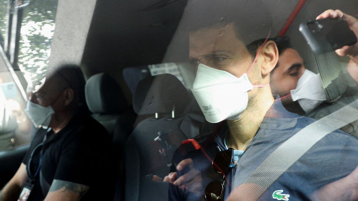 jmgmoron's tweet photo. El 16 de enero se puso fin al culebrón.

Las autoridades australianas confirmaron la deportación de Novak Djokovic, que se fue directamente de la corte judicial al aeropuerto para marcharse.

Fue tratado como un criminal por un país que le ha visto ganar tantas veces. El propio Djokovic, unos años atrás, ayudó de su propio dinero a Australia por los tremendos incendios que hubo y que azotaron al país. Ese mismo país, le dio la espalda y el gobierno lo usó para no perder votos ante las elecciones generales que iban a producirse en mayo de ese 2021.

Aparte de expulsarle, le impidieron la entrada durante tres años. En esas elecciones se produjo un cambio de Gobierno, y el nuevo ministro de inmigración levantó el castigo sobre Djokovic, permitiéndole de nuevo la entrada en 2023, año en el que volvió a Australia y donde, por cierto, ganó el título.