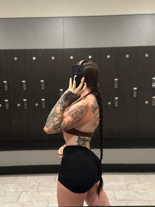 Watch BadassMommy's leaked NSFW photo on TwXstars