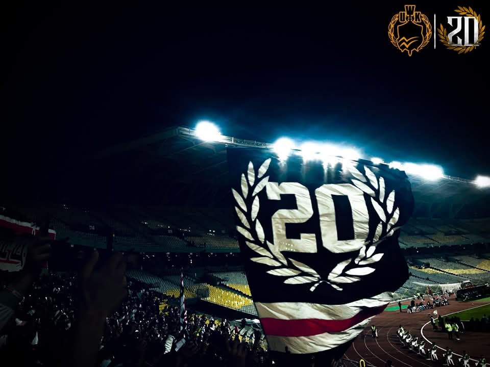 White07Knights's tweet photo. "يَا بَاحِثًا عَنِ العَراقَةِ إنَّي .. سطَّرتُها في سِجِلَّ بطُولاتي"
"إن تَسَلِ التّاريخَ عَني أجَابكم .. جَاء الزَّمالِك قَبلَما صَفَحَاتيِ"

بهذه العِبارات إستقبلنا ليلة الخامس مِن يناير، التي سَتظل سببًا في وجود أعظم الأشياء ال��ي مَرت علينا في حياتنا، بل كانت سبب وجود لذة للحياة بوجود الزمالك العظيم.

مُستمرين في إلقاء دروس الإبداع وفنون المُدرجات على جميع التلاميذ الحاضرة، وعسى أن يتعلم أحد شيئًا في المُستقبل. 

"جانب مِن حضور المجموعة لمُباراة الزمالك والمصري في الكونفدرالية"