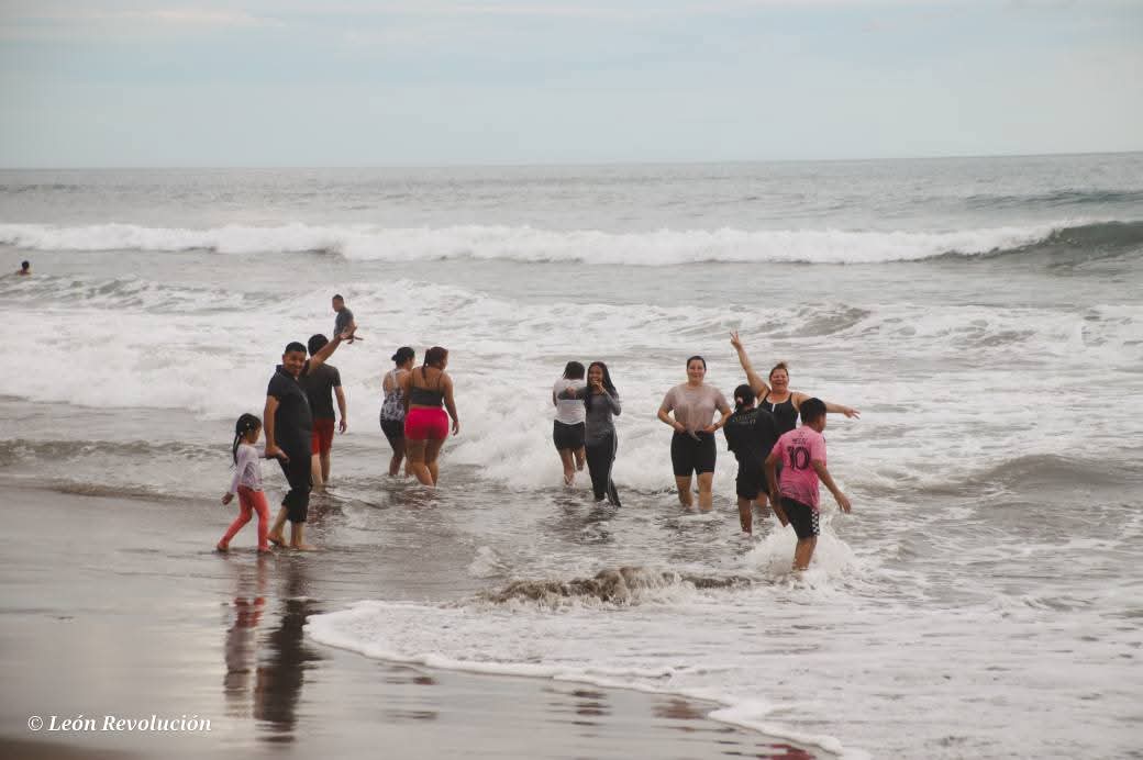 adiarionic's tweet photo. Centenares de visitantes, tanto extranjeros como locales, disfrutaron de refrescantes bañadas🤽‍♂️, atardeceres únicos y la deliciosa😋 gastronomía de la zona.⛱️

#Nicaragua 
#leonnicaragua  
#solplayayarena
#NicaraguaLinda  
#VacacionesPerfectas https://t.co/H8DvvRZdAP