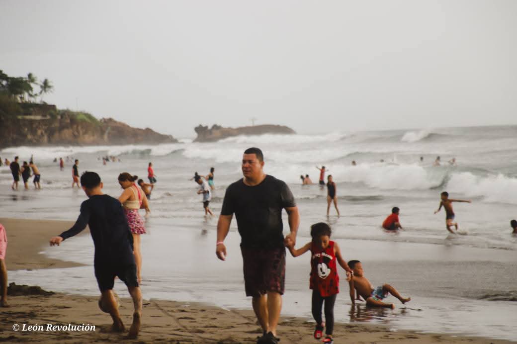 adiarionic's tweet photo. Centenares de visitantes, tanto extranjeros como locales, disfrutaron de refrescantes bañadas🤽‍♂️, atardeceres únicos y la deliciosa😋 gastronomía de la zona.⛱️

#Nicaragua 
#leonnicaragua  
#solplayayarena
#NicaraguaLinda  
#VacacionesPerfectas https://t.co/H8DvvRZdAP