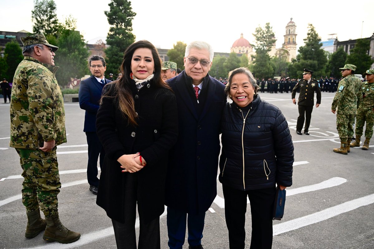 LauraGlezEDOMEX's tweet photo. Con el mayor entusiasmo asistimos al izamiento de bandera en la plaza de Los Mártires con nuestra Gobernadora @delfinagomeza para iniciar este año 2025. https://t.co/rRC2iqcV8q
