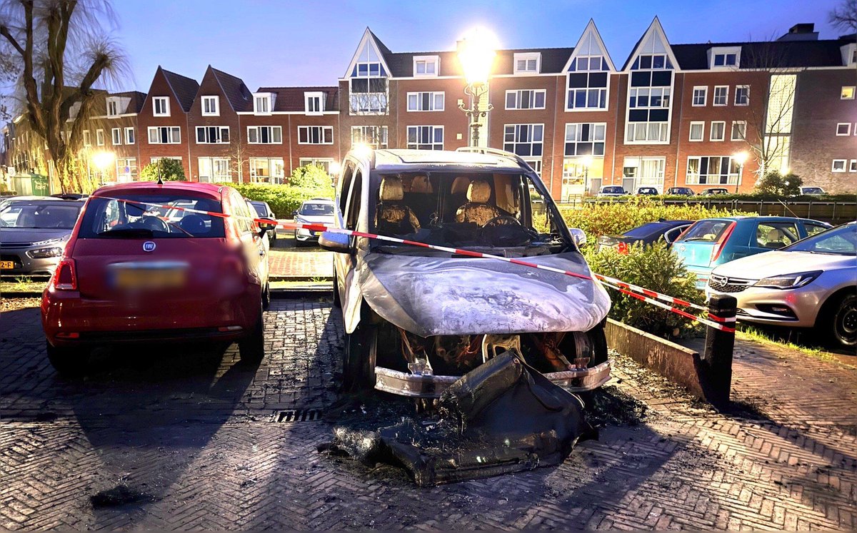 Busje in brand aan het Waaigat in Enkhuizen
