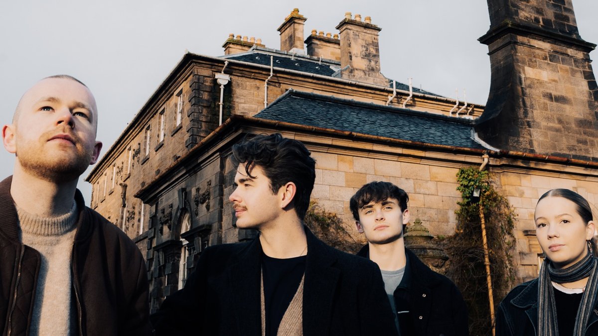 Our new single 'Romantic Anarchy' is out this Friday! Be the first to hear it by pre-saving it here

vanderlye.ffm.to/romanticanarchy

Photo by <a href="/lucyycheyne/">Luc</a>
