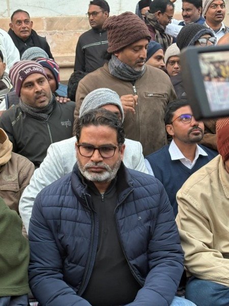 ImGLK's tweet photo. मैं समझता हूं, लोकतंत्र में सत्ता पक्ष नेता से बढ़ा और जिम्मेदार विपक्ष का नेता होता है। क्योंकि उसको सरकार की नीतियों के साथ जनता की मांग और बातों को देखना होता है। और अभी इस माहौल में @PrashantKishor ही विपक्ष नेता की जिम्मेदारियां को निभा रहे हैं।...!!!!
#PrashantKishor #BPSC https://t.co/03Eu3NVWKn
