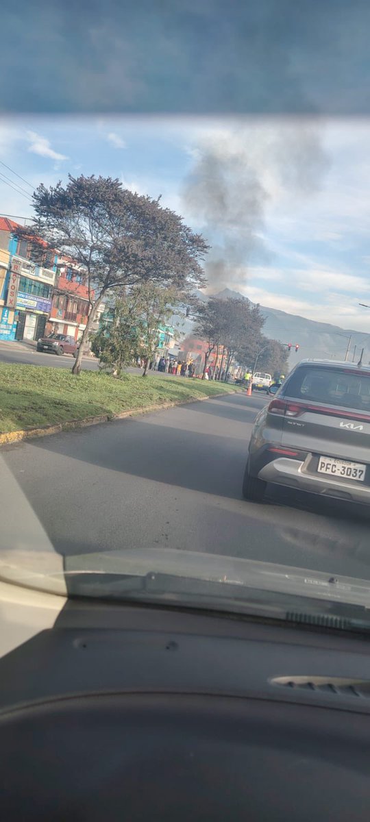 🚨OBRA INCONCLUSA🚨

Vecinos de la parroquia La Ecuatoriana 
me informan que la obra en las calles Emilio Uzcátegui y S41C están inconclusas, afirman que el contratista  se llevó la maquinaria la última semana de diciembre y les genera duda sobre su culminación. Por ello, tomaron