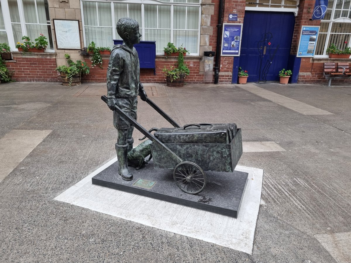 wreckmasterjay's tweet photo. Barrow Boy statue at Bridlington railway station unveiled last year. #bridlington #railway #heritage #barrowboy #statue #sculpture #monument #history #yorkshire https://t.co/JeILmnWVZF