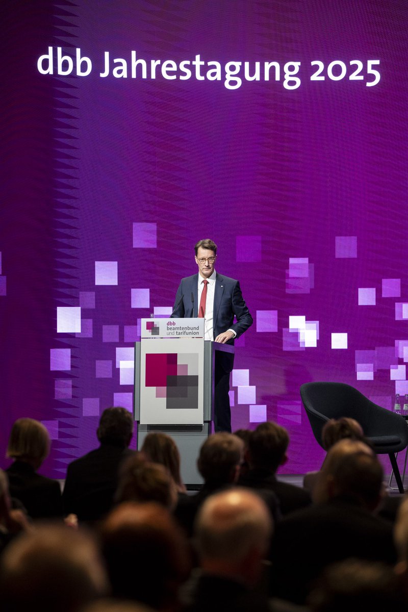 Staatskanzlei NRW (@landnrw) on Twitter photo „Der Abbau von Bürokratie gehört zu den großen Aufgaben unserer Zeit“, so MP <a href="/HendrikWuest/">Hendrik Wüst</a> auf der Jahrestagung des dbb beamtenbund und tarifunion <a href="/dbb_news/">dbb beamtenbund und tarifunion</a>. Er betont in Köln: Von schnelleren Verfahren profitieren Unternehmen, Verwaltungen und die Menschen im Land. #TeamNRW „Der Abbau von Bürokratie gehört zu den großen Aufgaben unserer Zeit“, so MP <a href="/HendrikWuest/">Hendrik Wüst</a> auf der Jahrestagung des dbb beamtenbund und tarifunion <a href="/dbb_news/">dbb beamtenbund und tarifunion</a>. Er betont in Köln: Von schnelleren Verfahren profitieren Unternehmen, Verwaltungen und die Menschen im Land. #TeamNRW