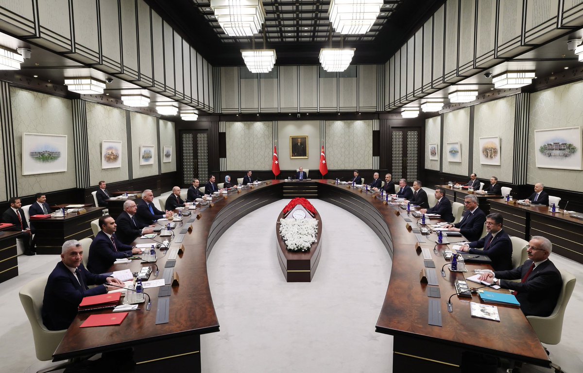 Cumhurbaşkanımız Sayın Recep Tayyip Erdoğan’ın başkanlığında 2025 yılının ilk Cumhurbaşkanlığı Kabine Toplantısını gerçekleştirdik.

Toplantıda aldığımız kararların ülkemiz ve milletimiz için hayırlara vesile olmasını diliyorum.

<a href="/RTErdogan/">Recep Tayyip Erdoğan</a>
<a href="/tcbestepe/">T.C. Cumhurbaşkanlığı</a>

📍 Cumhurbaşkanlığı