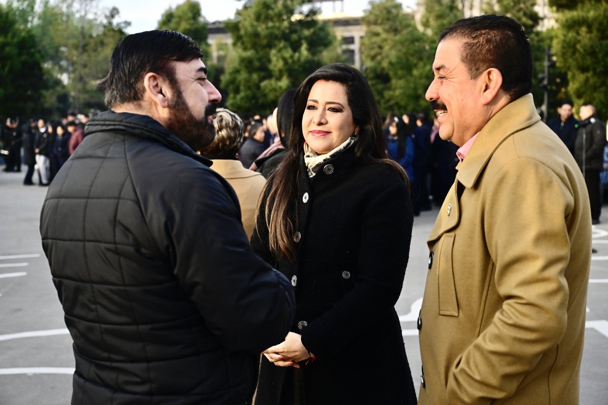 Con el mayor entusiasmo asistimos al izamiento de bandera en la plaza de Los Mártires con nuestra Gobernadora <a href="/delfinagomeza/">Delfina Gómez A.</a> para iniciar este año 2025.