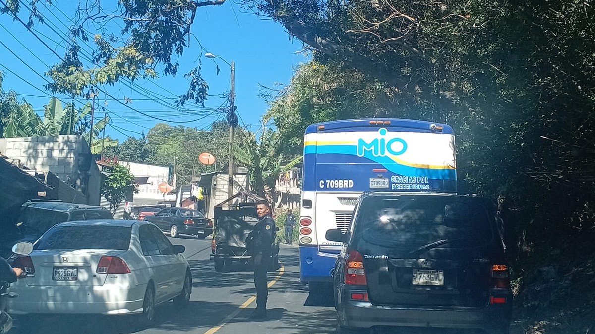 SantosDalia's tweet photo. Bus averiado en lasubida del #Bucaro hacia la #Espwranza zona 12 ruta hacia el #Cenma #PMTVILLANUEVA coordina para movilizarlo del #TraficoVN maneje con #Precaución https://t.co/FRTHK058vZ
