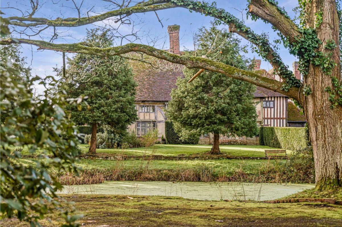 HenryPryor's tweet photo. The Old Manor House in Benenden, Kent. I helped a client to buy it back in 2020. We got it for £2.5m. They sold up in 2022 and it's now looking for it's next caretaker. #HouseOfTheWeek Details from @Savills https://t.co/yL9WGEvXkw https://t.co/7ap397ANGi