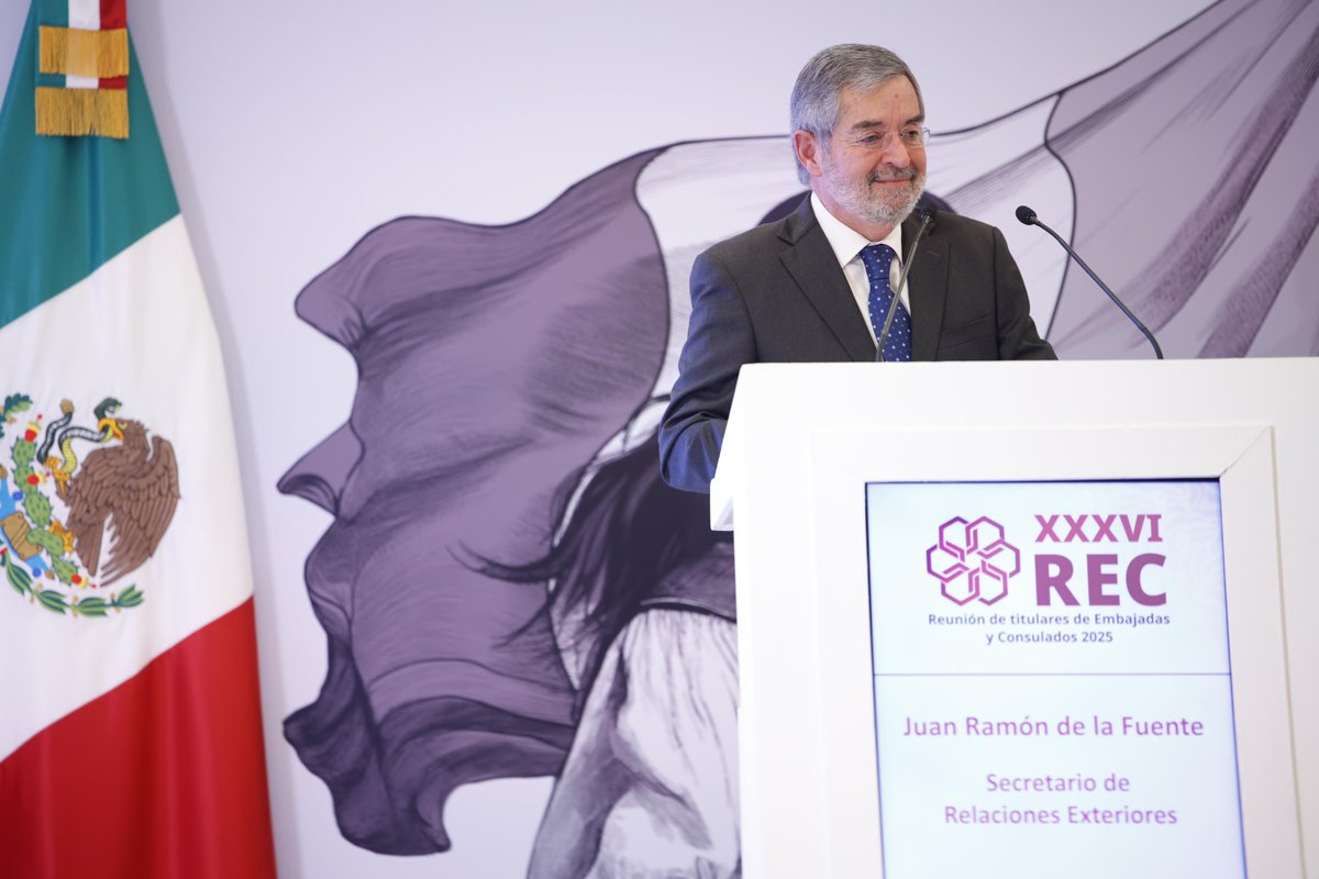 📸 Esta mañana, el canciller Juan Ramón de la Fuente inauguró la XXXVI Reunión de titulares de Embajadas y Consulados 2025, donde presentó la visión estratégica de la política exterior para este año ante las y los representantes de México en el mundo, en el marco de un gobierno