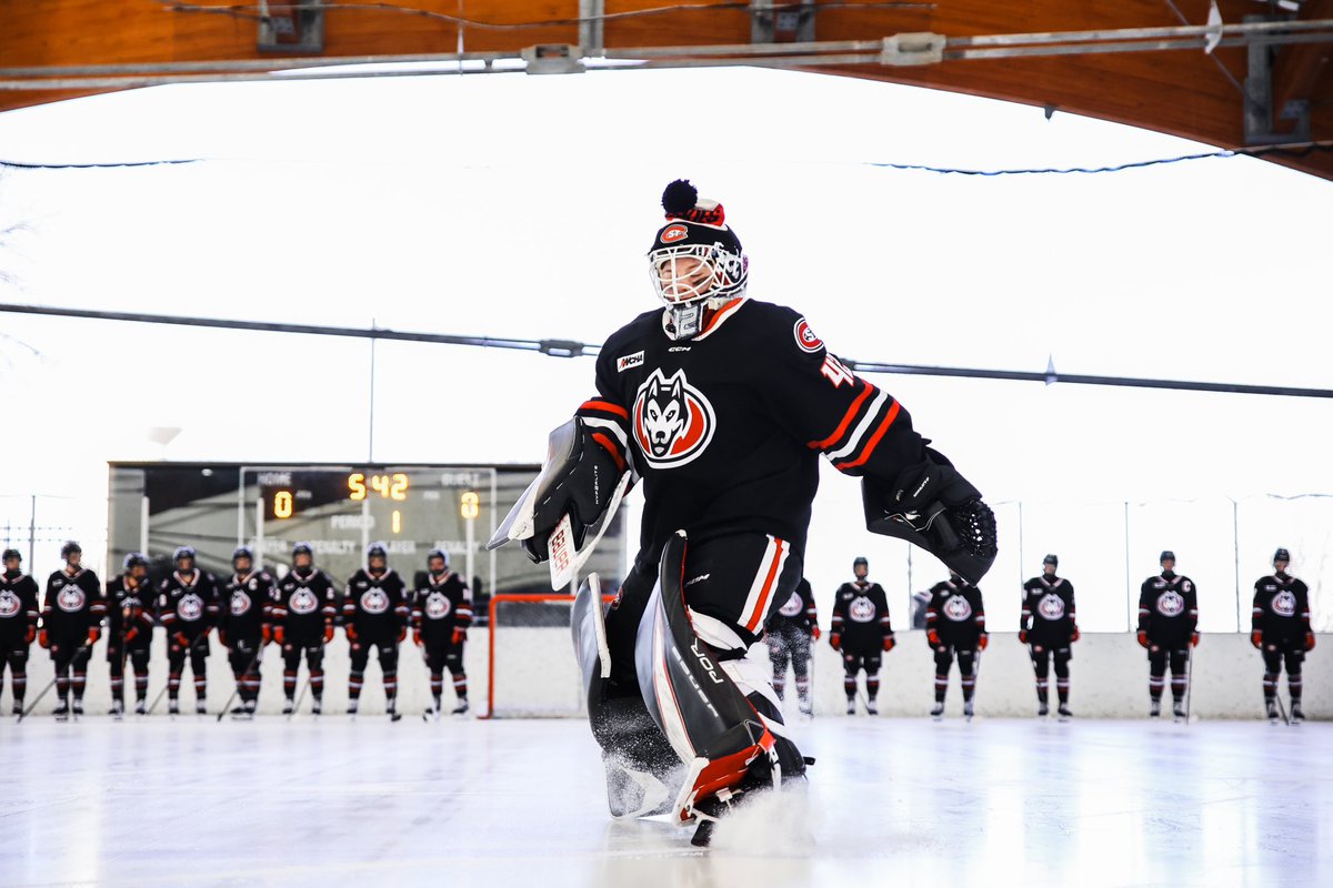 Some shots from Saturday 🥶

📸 <a href="/KylieMacziewski/">Kylie Macziewski</a> 

#HuskyHockey 🏒 | #GoHuskies🐾
