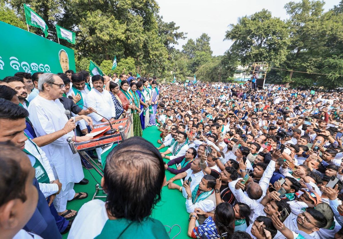 Naveen_Odisha's tweet photo. ଏ ସରକାର ଲୋକଙ୍କ ସରକାର ବୋଲି ଦାବି କରୁଛି। କିନ୍ତୁ ଲୋକଙ୍କ ସୁଖ ଦୁଃଖ ସହ ଏ ସରକାରର ସମ୍ପର୍କ ଥିବା ପରି ଜଣାପଡ଼ୁ ନାହିଁ। ଡାଲି କୁହନ୍ତୁ, ତେଲ କୁହନ୍ତୁ, ପରିବା କଥା କୁହନ୍ତୁ, ସଉଦାଠାରୁ ଆରମ୍ଭ କରି ଔଷଧ ପର୍ଯ୍ୟନ୍ତ ସବୁ ଅତ୍ୟାବଶ୍ୟକ ଜିନିଷର ଦର ଏବେ ଆକାଶ ଛୁଆଁ। 

ଅଦିନିଆ ବର୍ଷା ଫସଲହାନୀରେ ପୁଣି ପ୍ରତିଦିନ ଚାଷୀ ଆତ୍ମହତ୍ୟା କରୁଛନ୍ତି। ବୋଝ ଉପରେ ଏହା ନଳିତା ବିଡ଼ା ପରି ହୋଇଛି।   

ମିଛ କଥା କହି, ମିଛ ପ୍ରତିଶ୍ରୁତି ଦେଇ ଏ ସରକାର କ୍ଷମତାକୁ ଆସିଛି। ସାଢ଼େ ଚାରି କୋଟି ଓଡ଼ିଆଙ୍କ ପ୍ରତିବାଦ ହିଁ ସରକାରଙ୍କ ଅସଲ ଚେହେରା ଖୋଲିଦେବ। #BJDWithOdisha