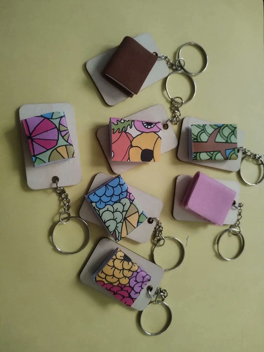 NikkiBond007's tweet image. Spent my weekend making these mini book keychains ✨📚 A simple craft to unwind after a week of work with my PC and books. What do you think? ❤️

#DIYKeychains #SimpleCrafts #MiniBooks #Handmade #WeekendCrafts #CreativeDIY #BookLovers